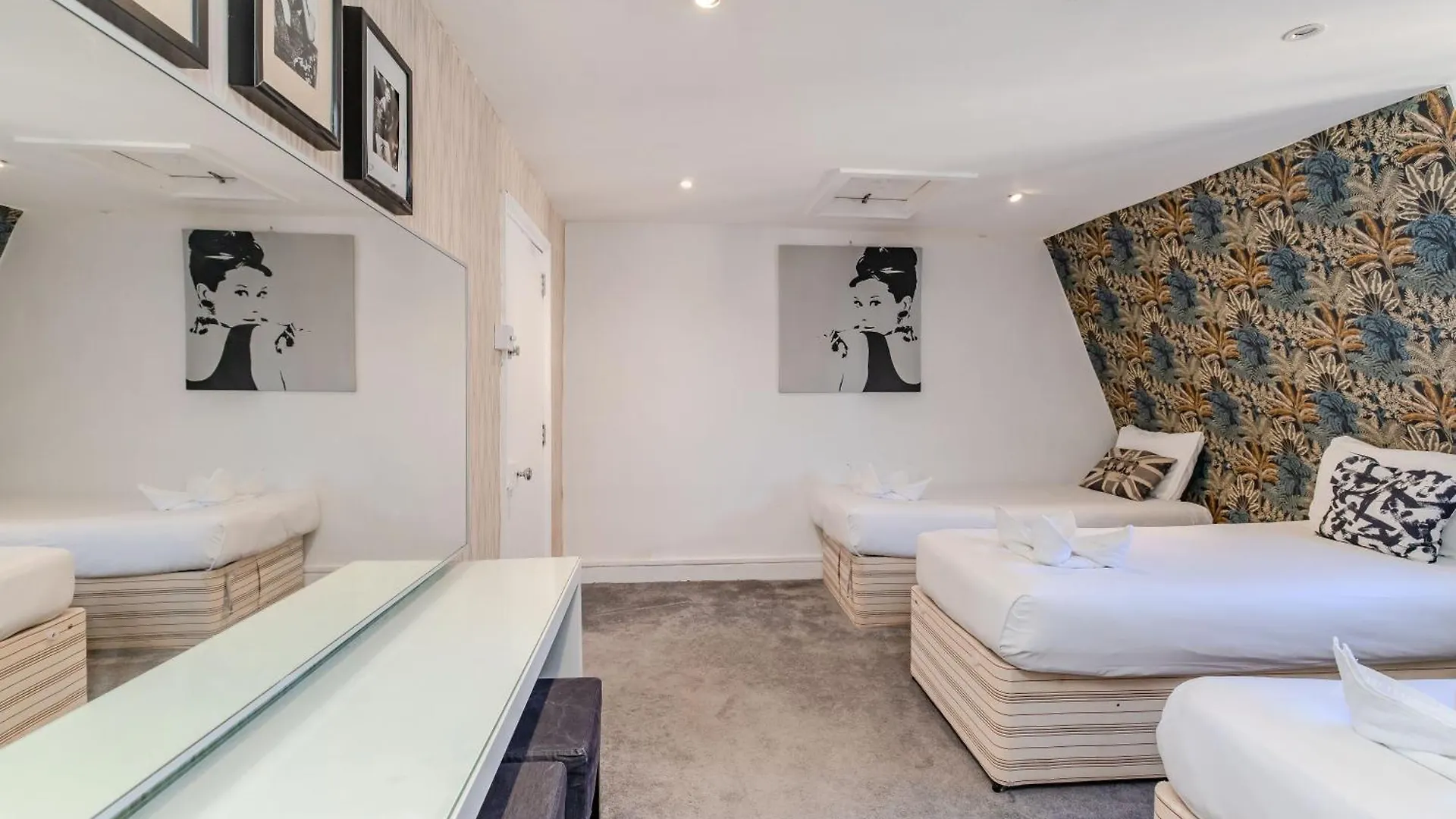 Grand Kemptown Residence L Spacious 5-Bedroom With Private Patio Brighton 0*,  United Kingdom